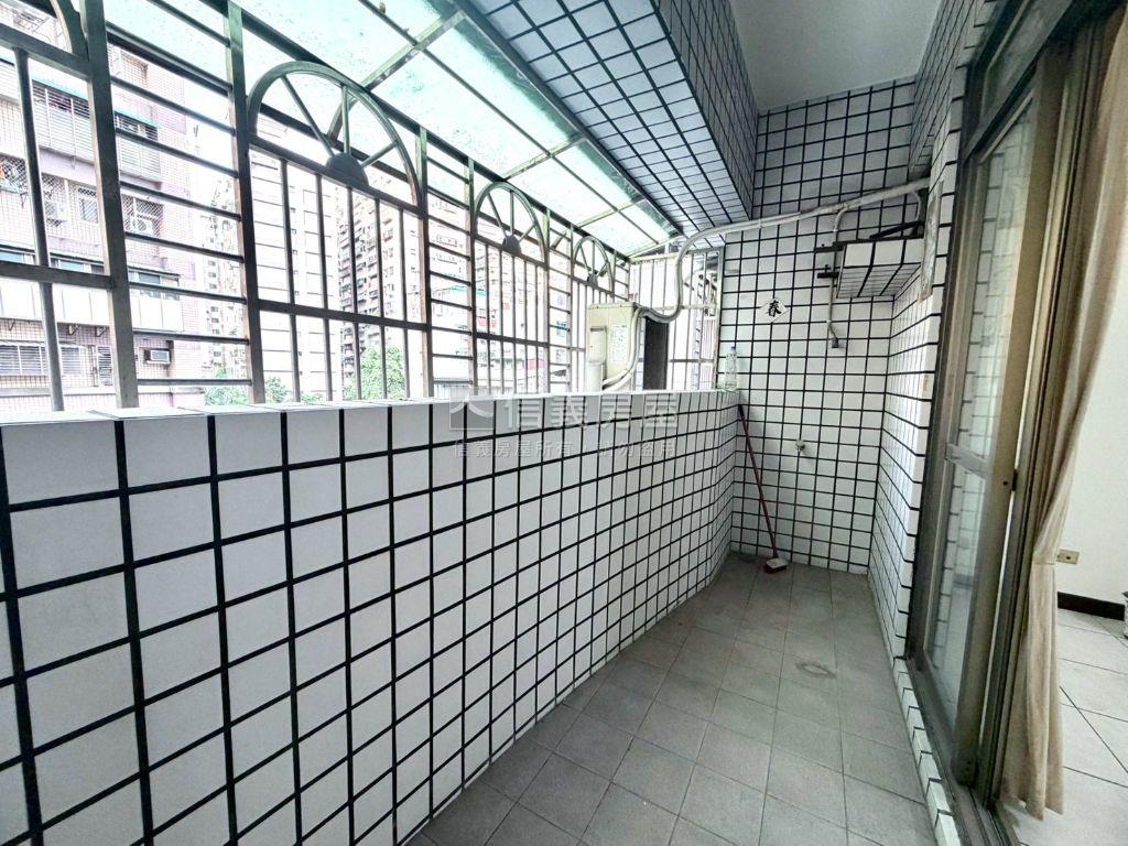 喜來登。三房車位房屋室內格局與周邊環境