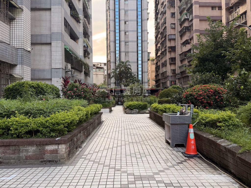 喜來登。三房車位房屋室內格局與周邊環境