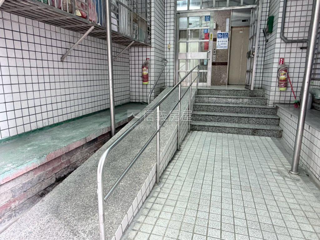 喜來登。三房車位房屋室內格局與周邊環境