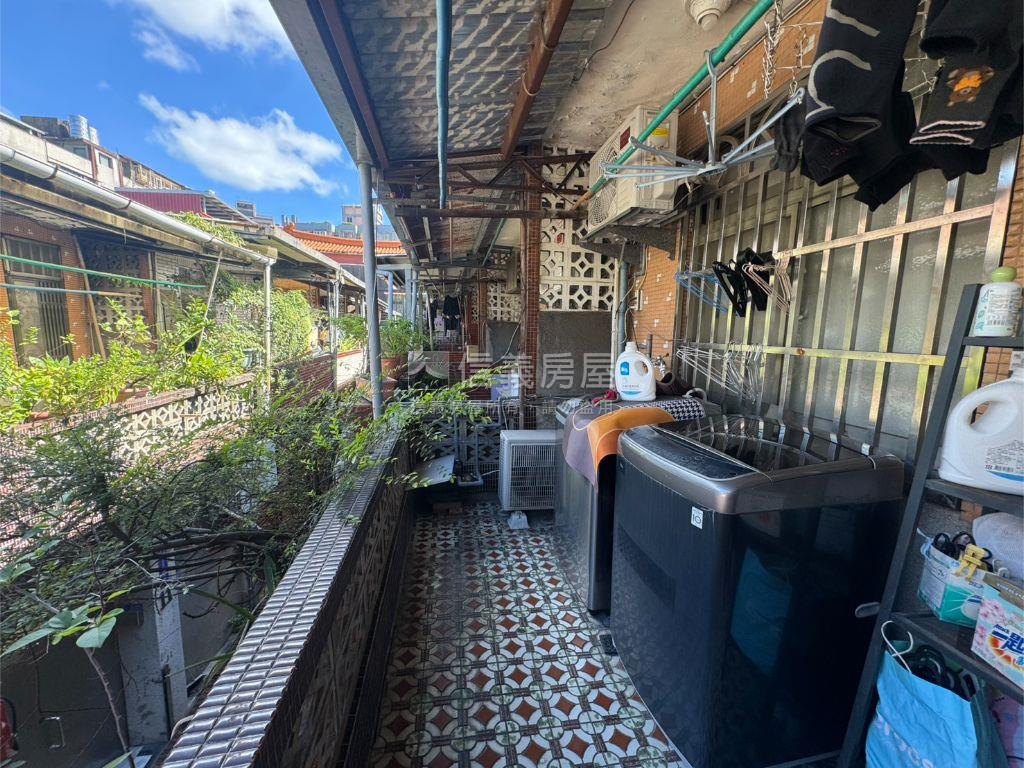 低總價新莊路透天房屋室內格局與周邊環境