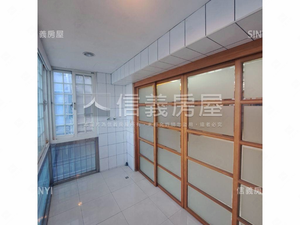 電梯兩房近中山國小捷運房屋室內格局與周邊環境