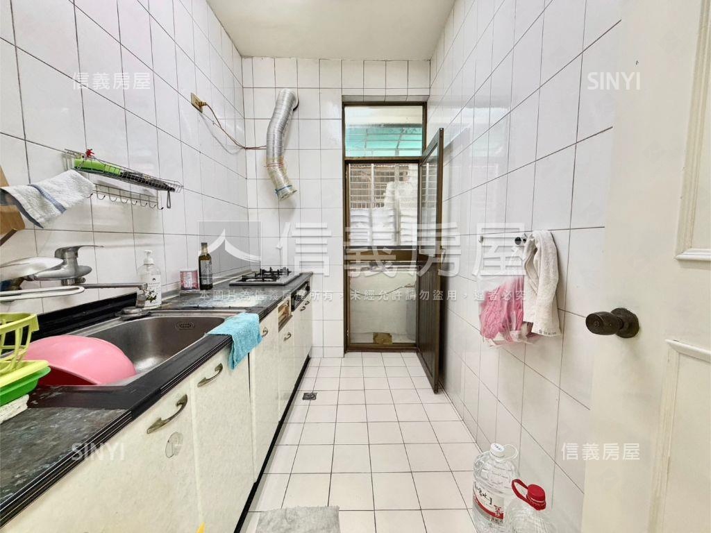 近區公所捷運方正美２樓房屋室內格局與周邊環境