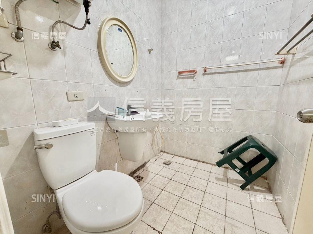 近區公所捷運方正美２樓房屋室內格局與周邊環境