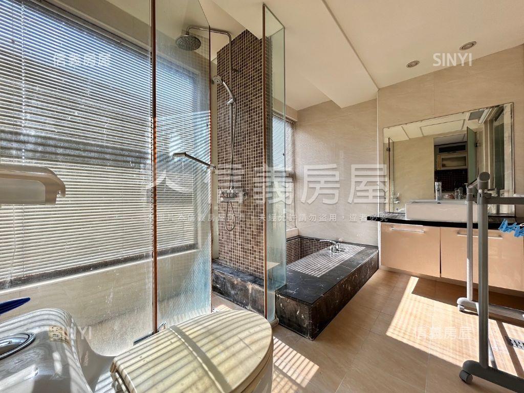 奢華ＬＶ含車位小豪宅房屋室內格局與周邊環境
