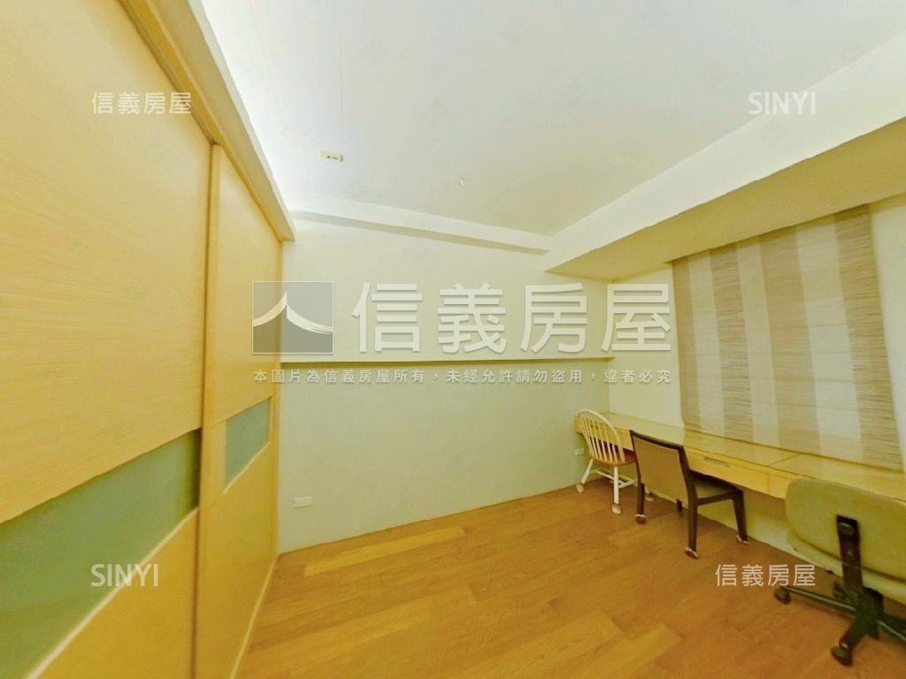 創世紀大戶朝東南雙平車房屋室內格局與周邊環境