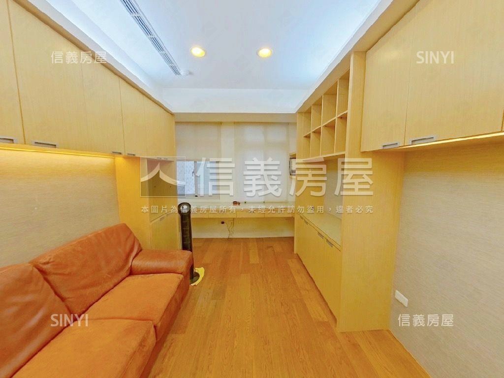 創世紀大戶朝東南雙平車房屋室內格局與周邊環境