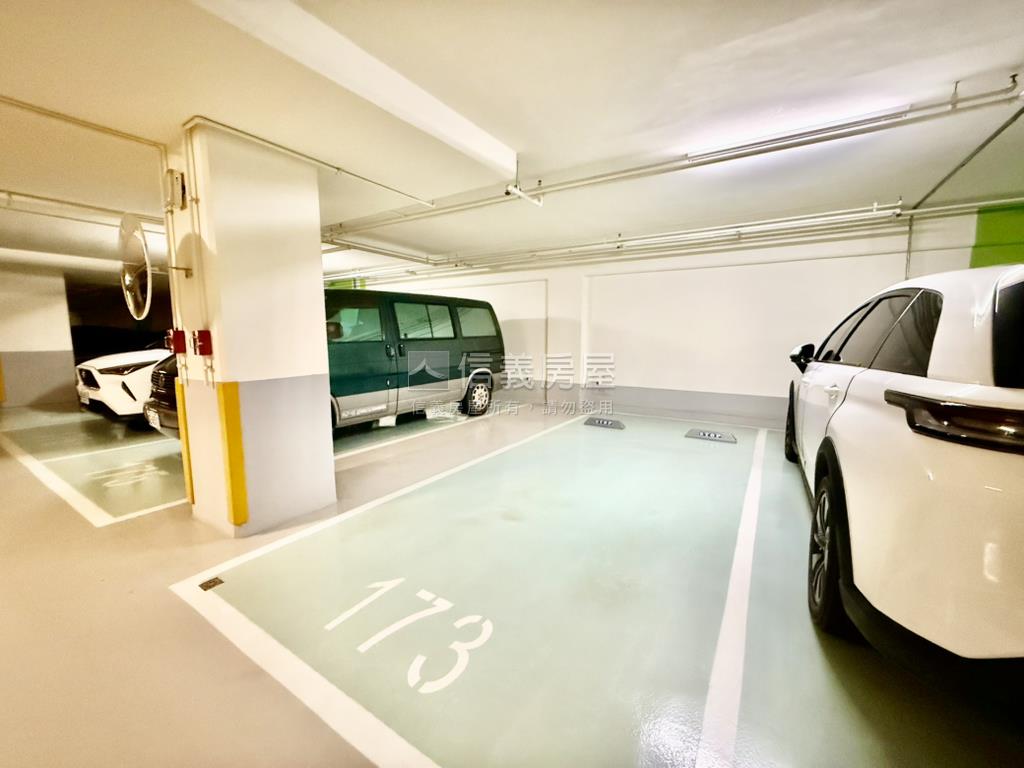 滙世界高樓邊間三房平車房屋室內格局與周邊環境