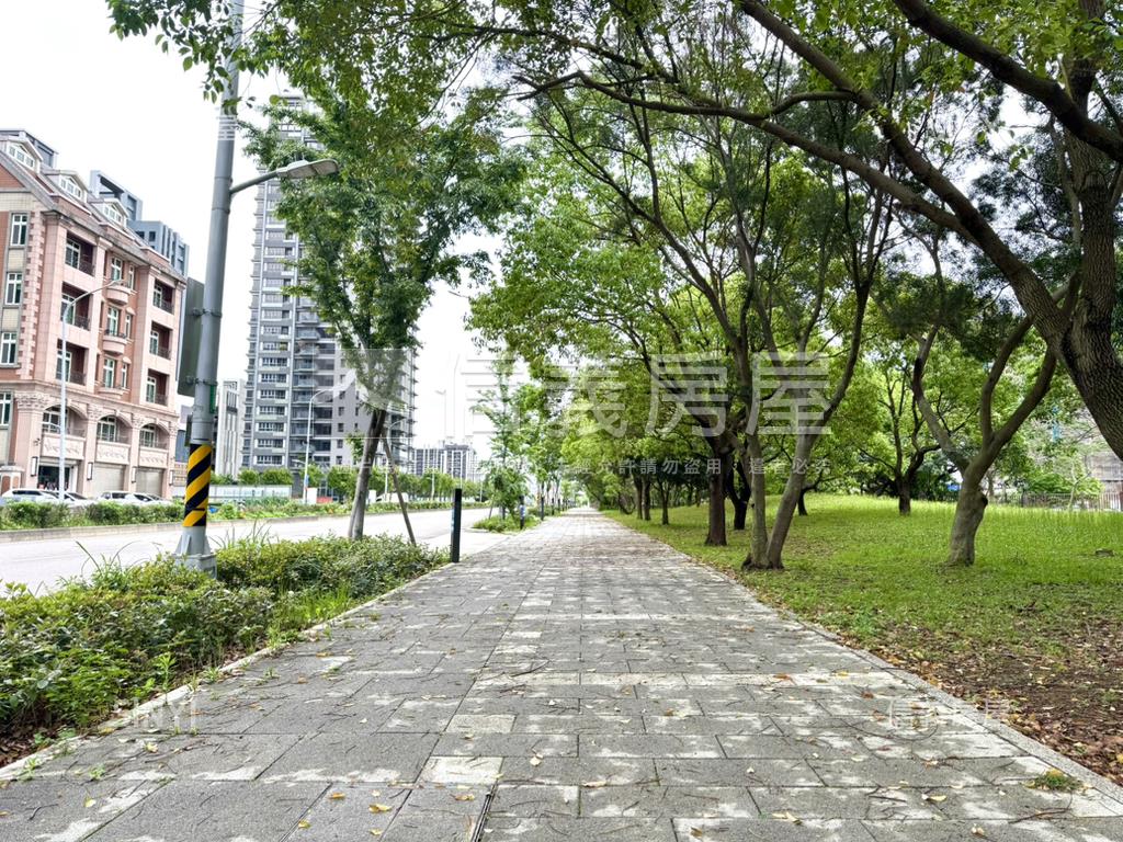 川玥河景三房車位房屋室內格局與周邊環境