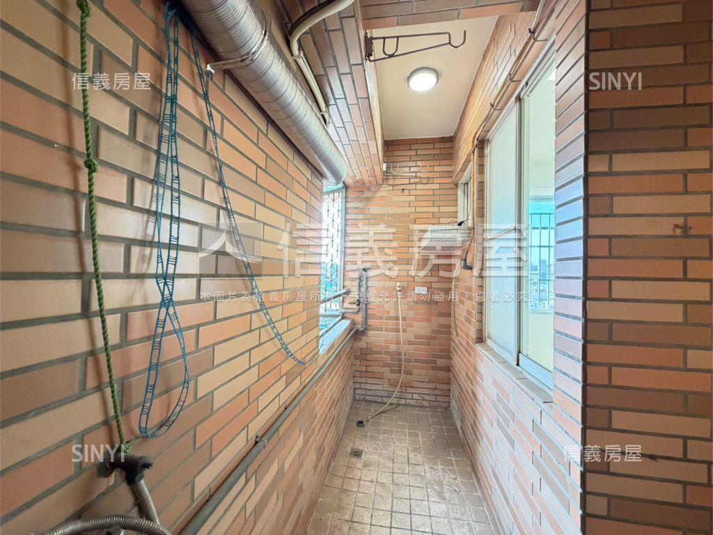 文藻學區精裝大樓含車位房屋室內格局與周邊環境