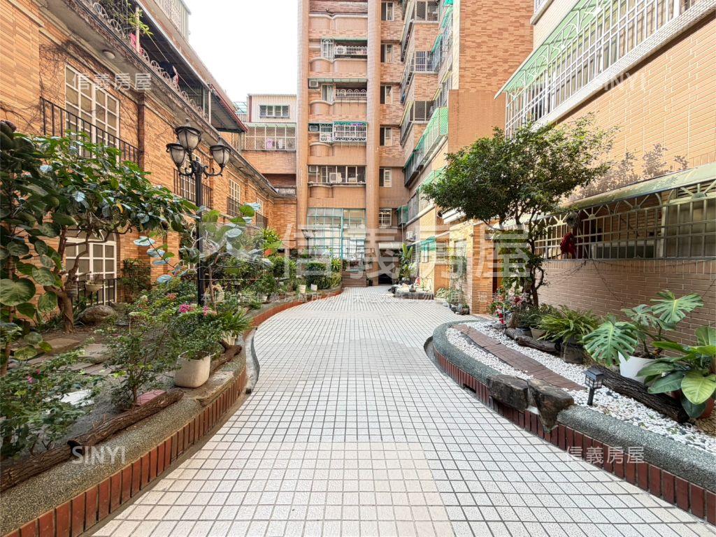 文藻學區精裝大樓含車位房屋室內格局與周邊環境