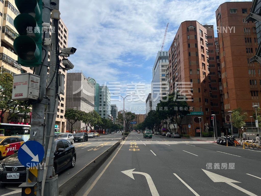 民生東稀有面寬角店房屋室內格局與周邊環境