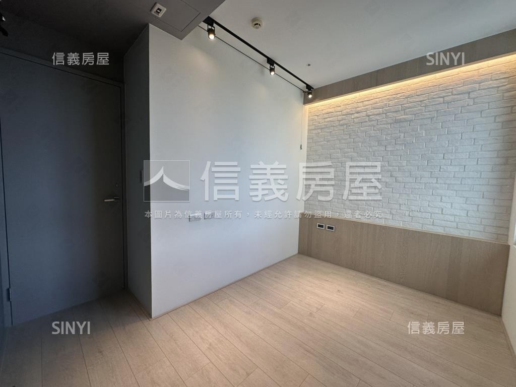 巴黎公寓近捷運兩房車位房屋室內格局與周邊環境