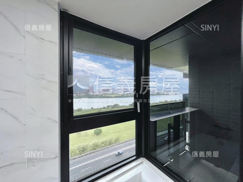 榮群擎川河景三房車位房屋室內格局與周邊環境