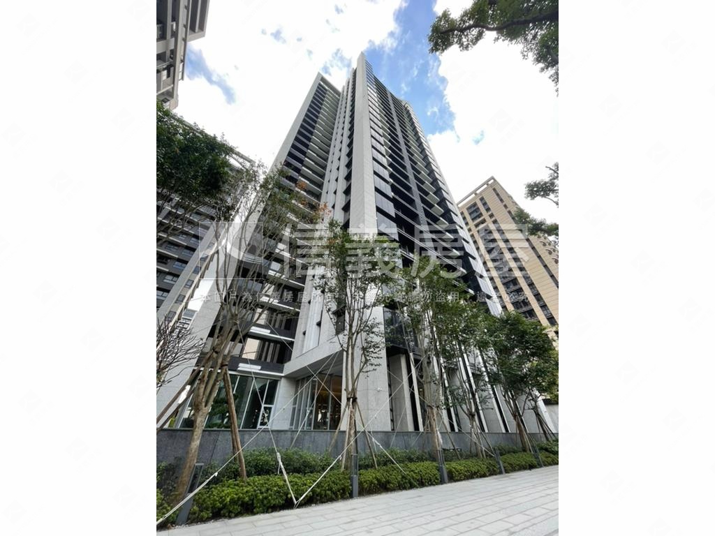榮群擎川河景三房車位房屋室內格局與周邊環境