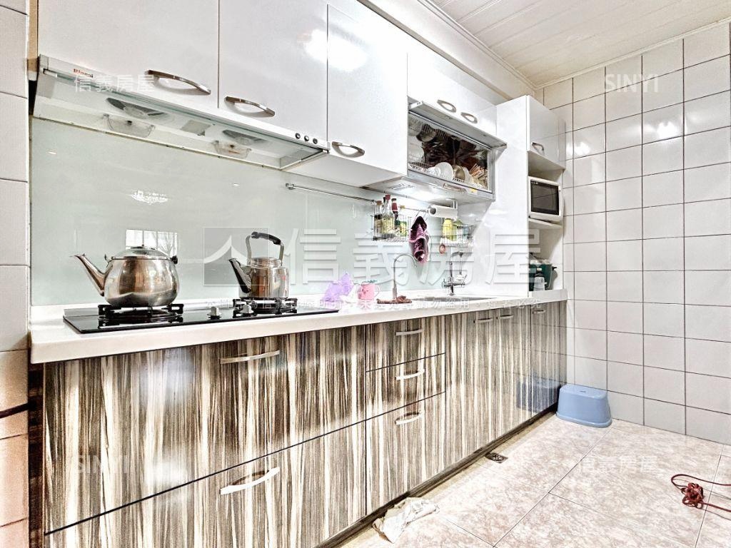 近市場百貨機能好四房平車房屋室內格局與周邊環境