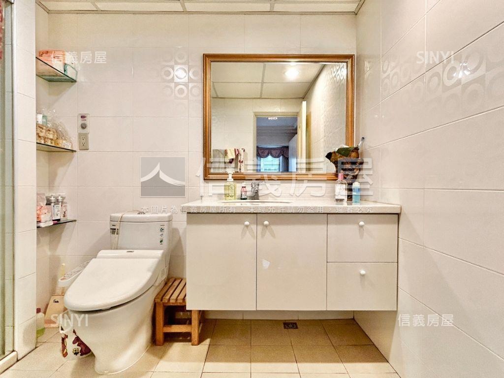 近市場百貨機能好四房平車房屋室內格局與周邊環境