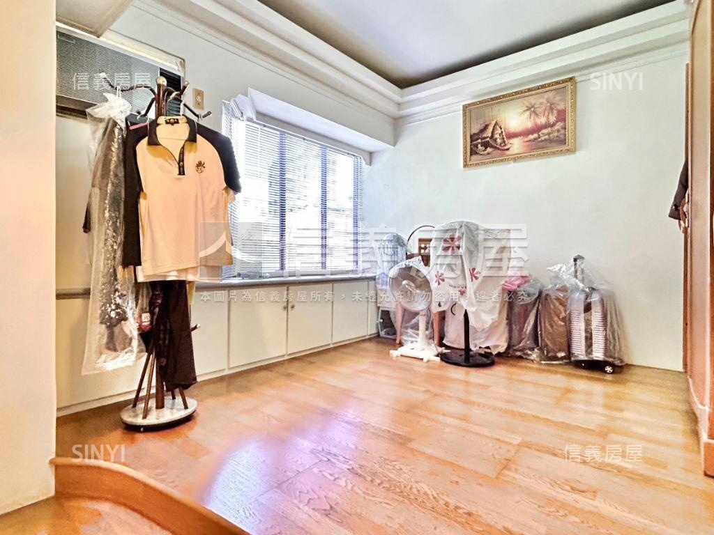 近市場百貨機能好四房平車房屋室內格局與周邊環境