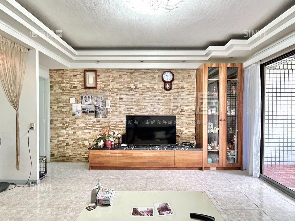 近市場百貨機能好四房平車房屋室內格局與周邊環境