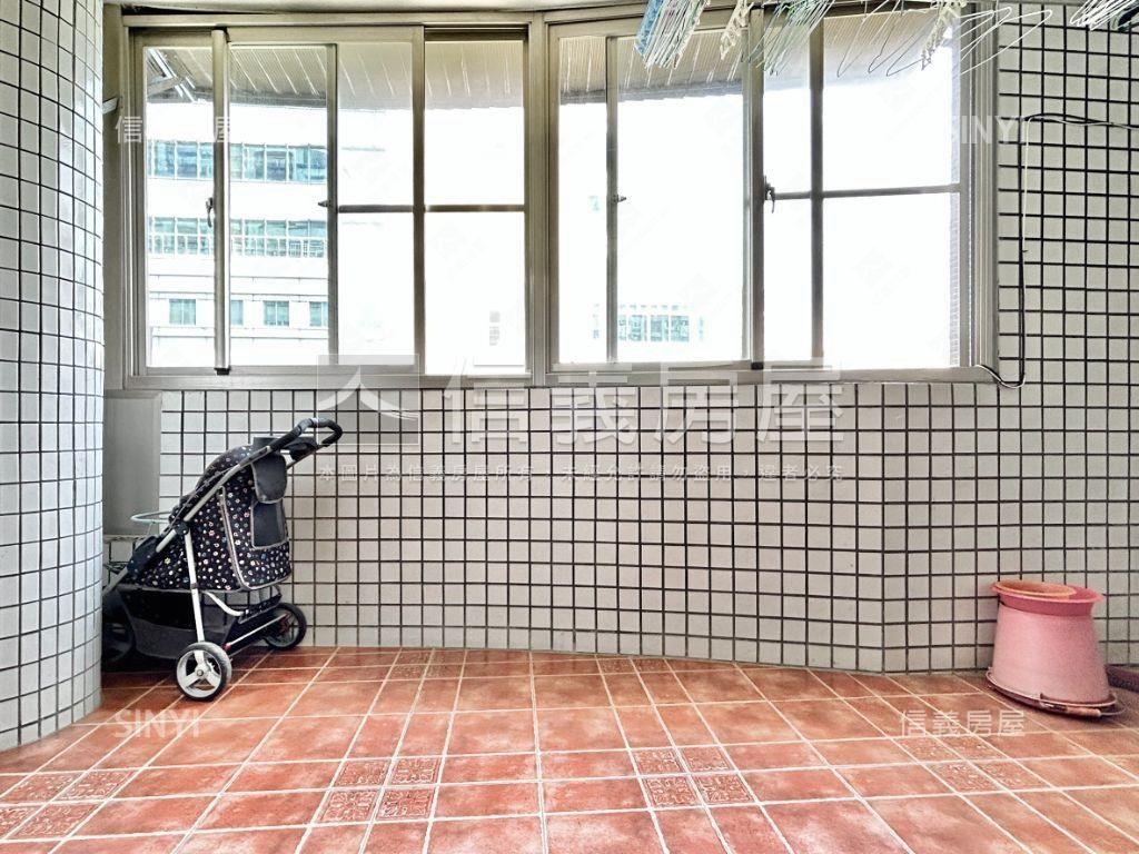 近市場百貨機能好四房平車房屋室內格局與周邊環境