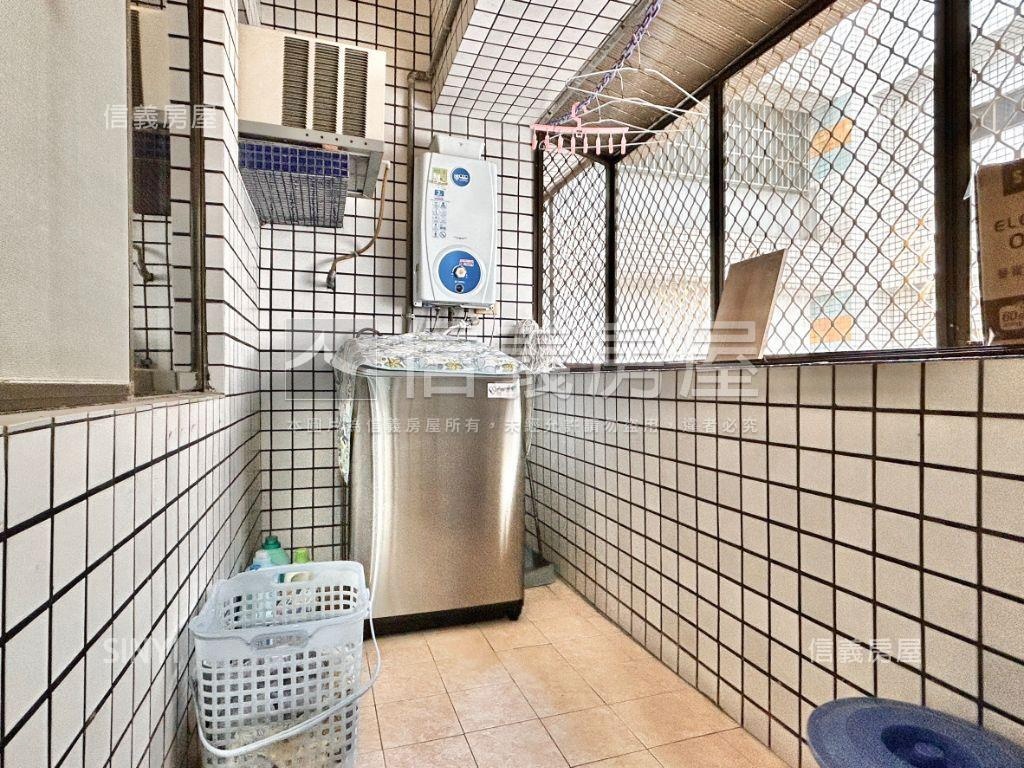 近市場百貨機能好四房平車房屋室內格局與周邊環境