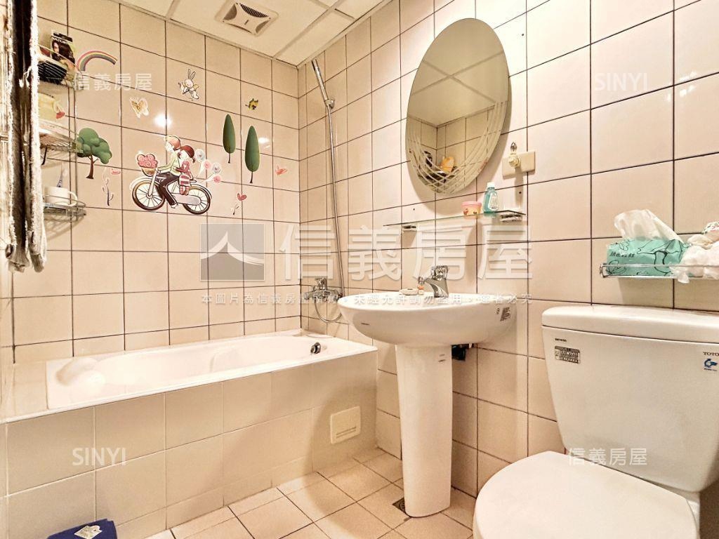 近市場百貨機能好四房平車房屋室內格局與周邊環境