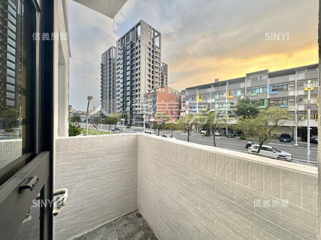 輕軌景觀首排採光翻新三房房屋室內格局與周邊環境