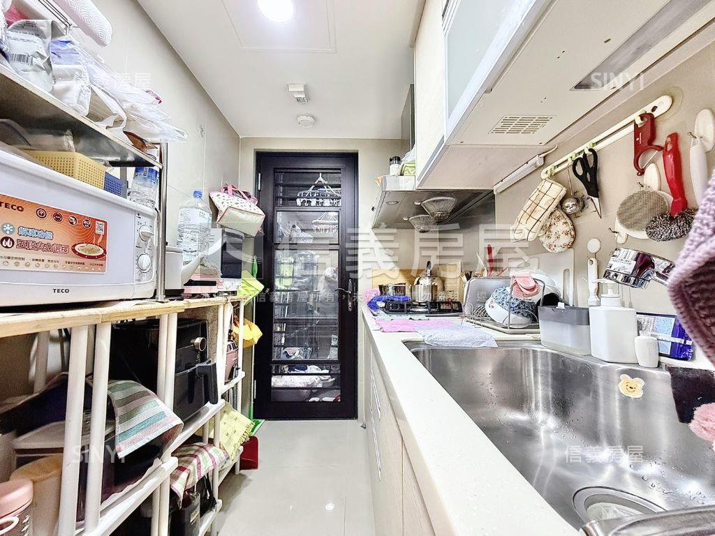 捷運世界花園兩房車位房屋室內格局與周邊環境