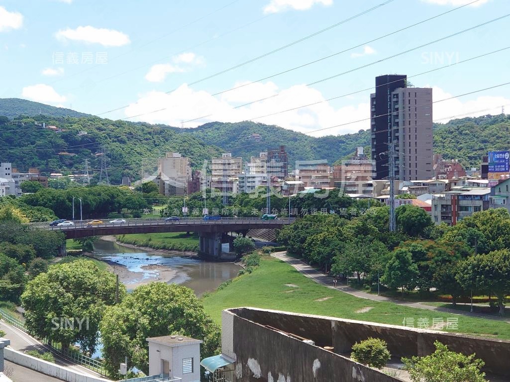芝山捷運景觀三房平面車位房屋室內格局與周邊環境