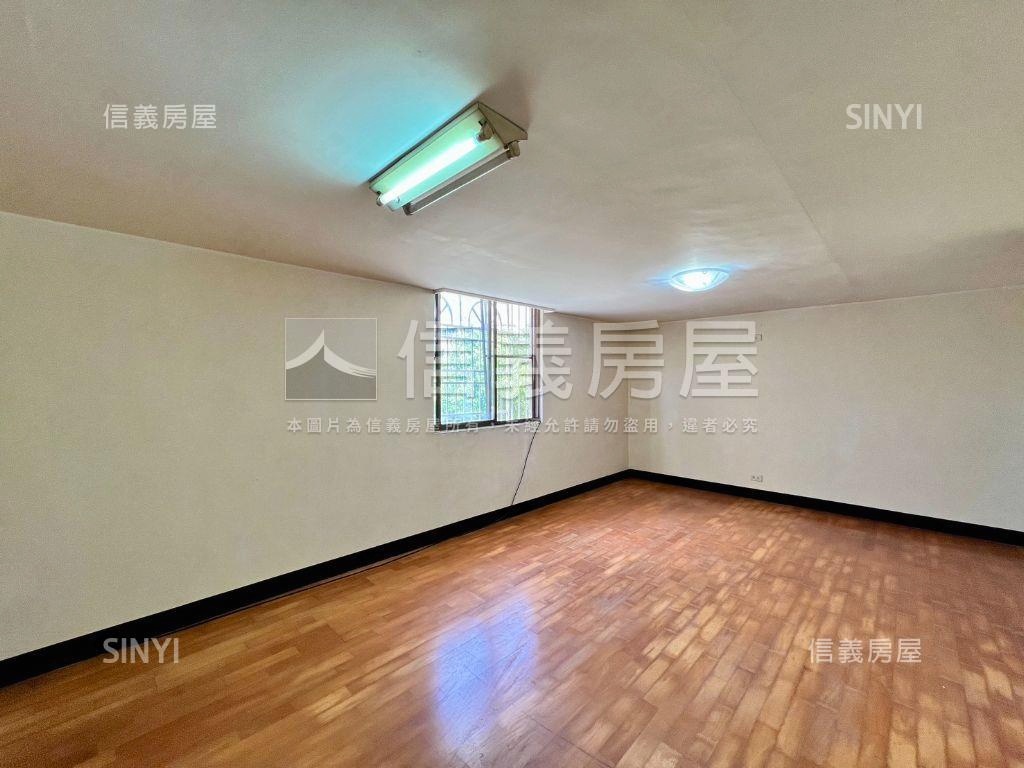 公園首排面寬約６米金樓店房屋室內格局與周邊環境