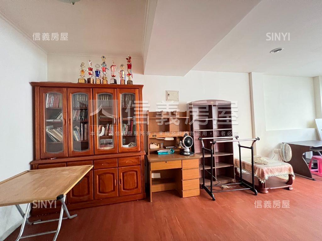 泰隆透天魔術空間就是這間房屋室內格局與周邊環境