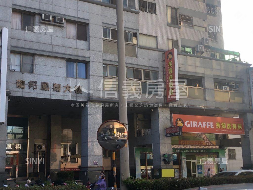 正中清路上臨路人潮多樓店房屋室內格局與周邊環境