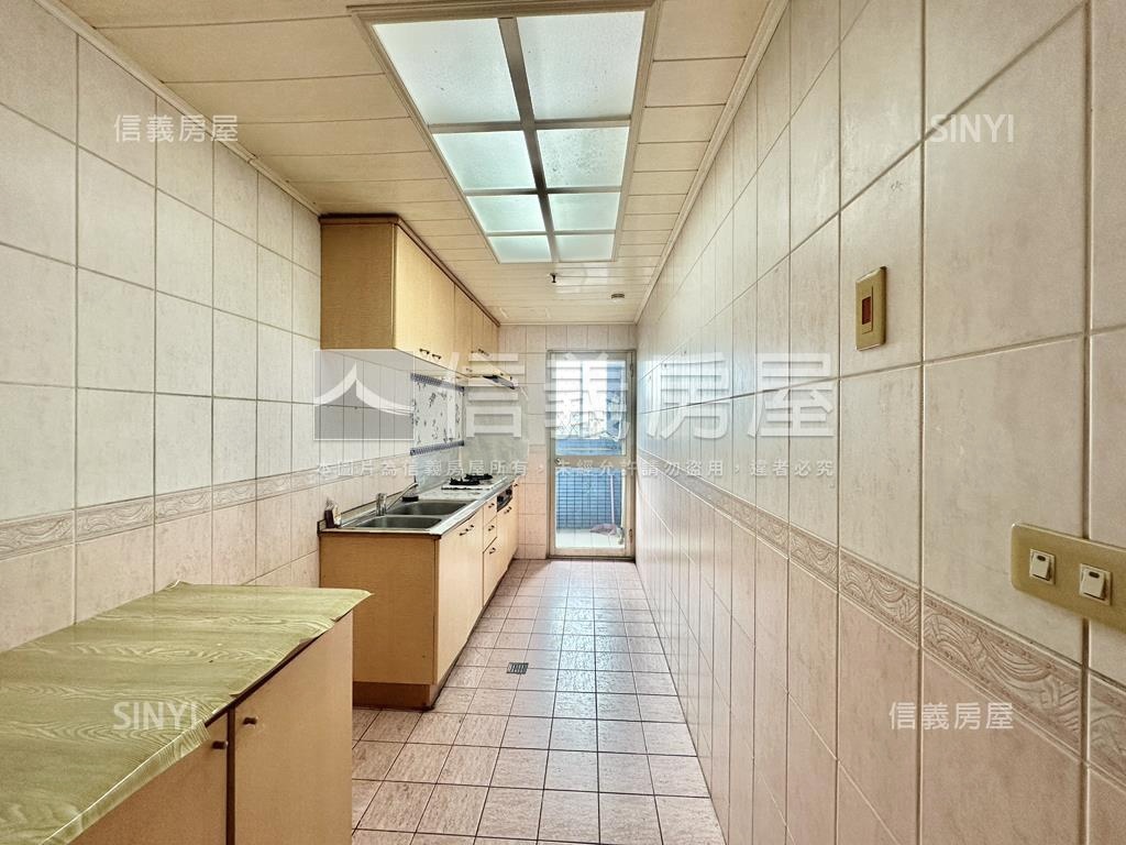 春日路河景三房車位房屋室內格局與周邊環境