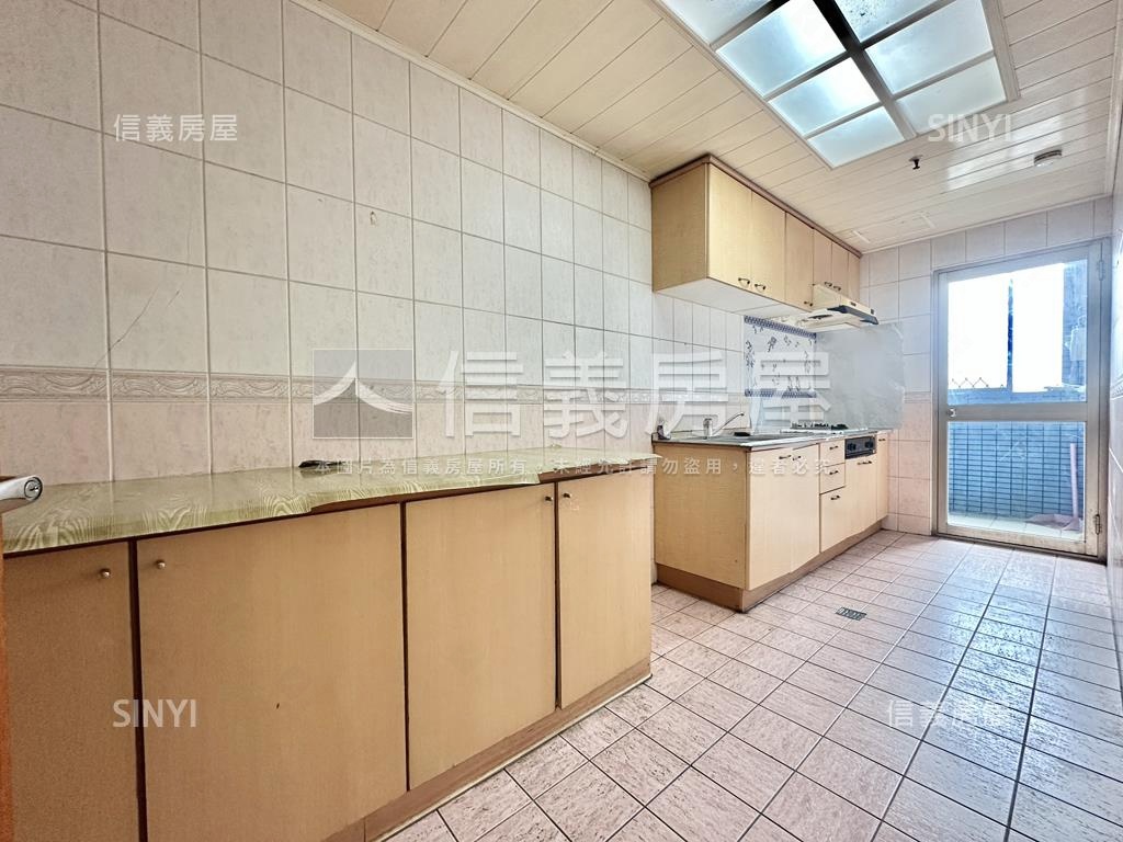 春日路河景三房車位房屋室內格局與周邊環境