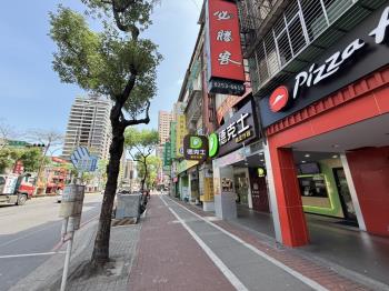 新埔捷運正馬路旁店王