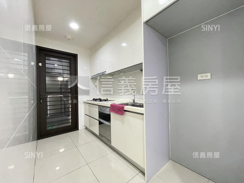 京王●一樓前庭後院附車位房屋室內格局與周邊環境