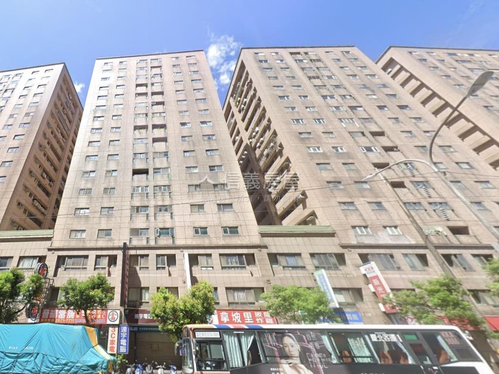 近老街正路邊面寬燙金店面房屋室內格局與周邊環境