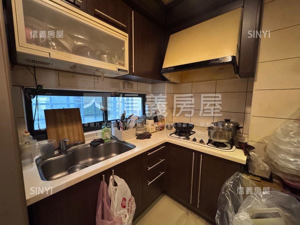 國雄皇家併排雙車透天房屋室內格局與周邊環境