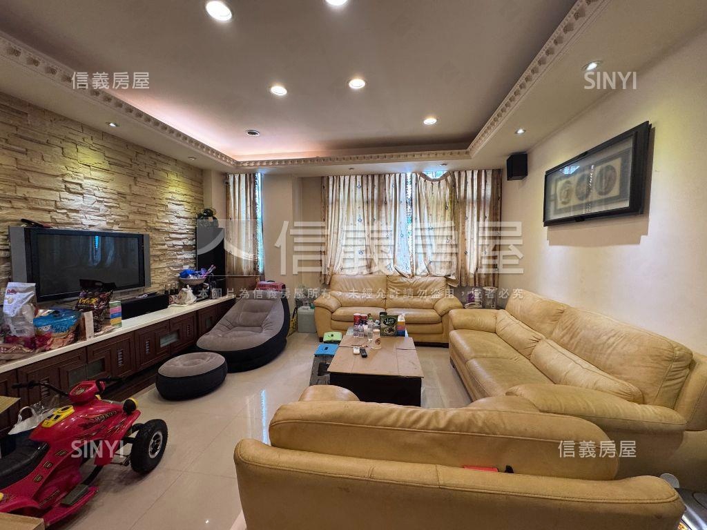 國雄皇家併排雙車透天房屋室內格局與周邊環境