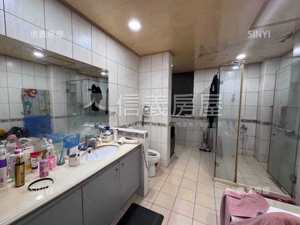 國雄皇家併排雙車透天房屋室內格局與周邊環境