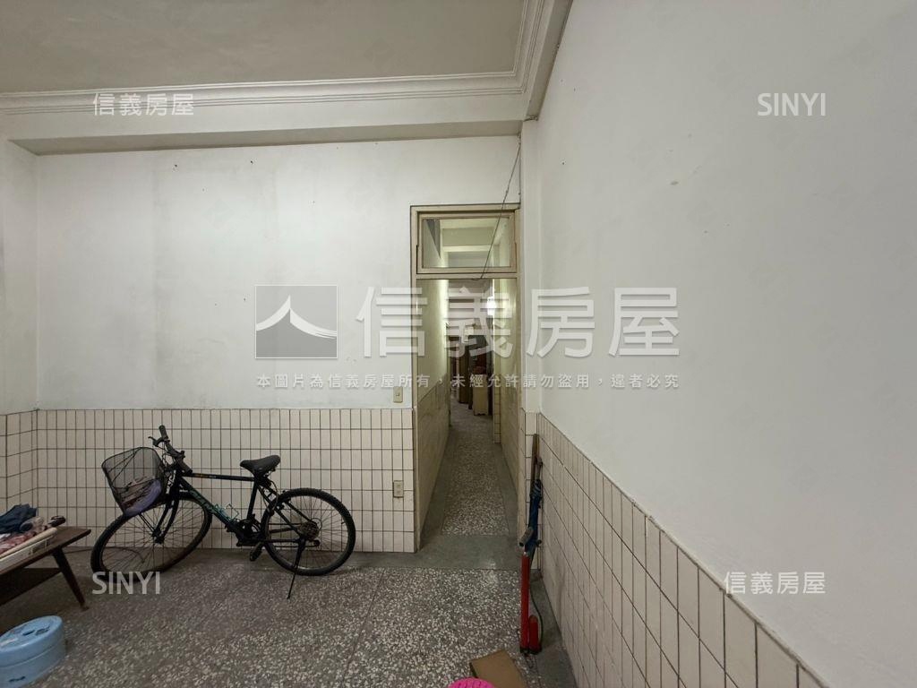 中國醫大地坪庭院透天房屋室內格局與周邊環境