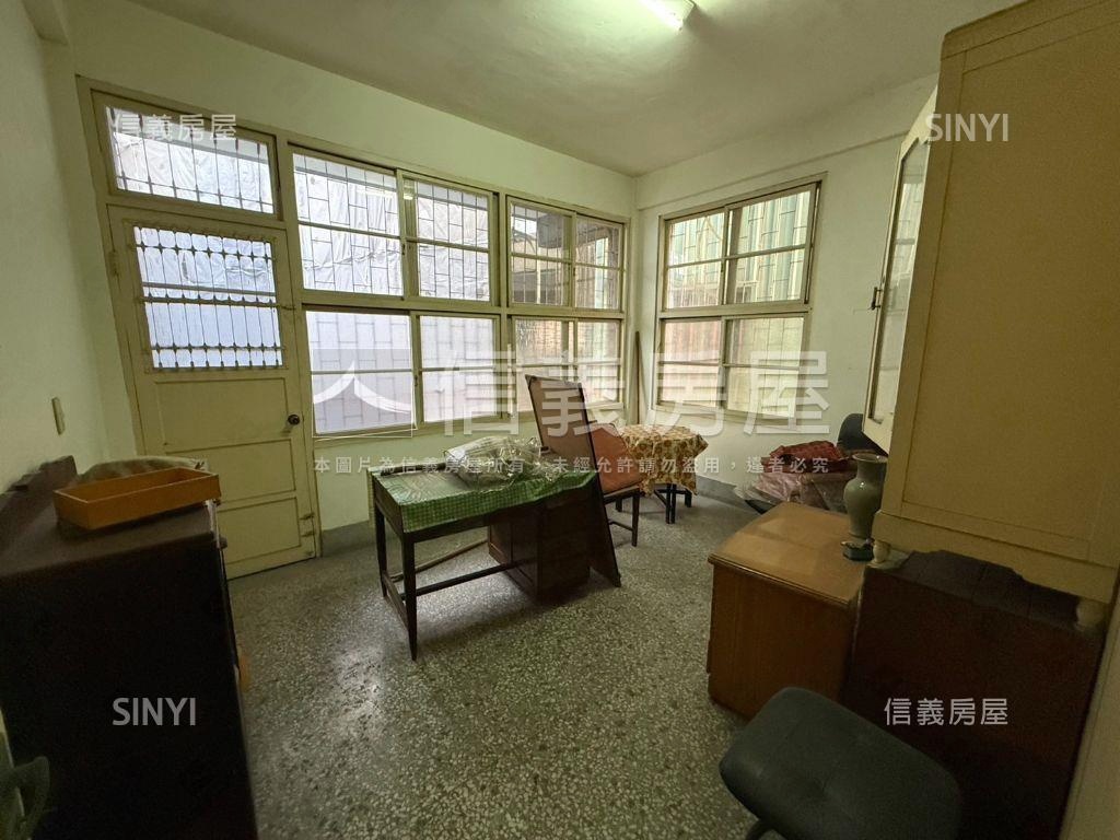 中國醫大地坪庭院透天房屋室內格局與周邊環境