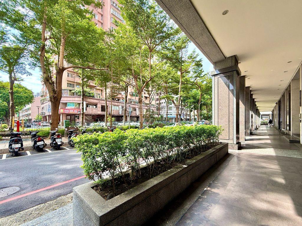 近至善河畔三房平車房屋室內格局與周邊環境