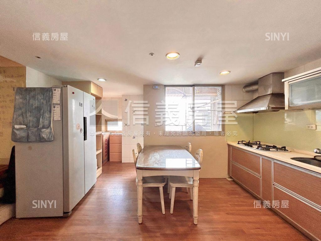 上城樓中樓平車位房屋室內格局與周邊環境