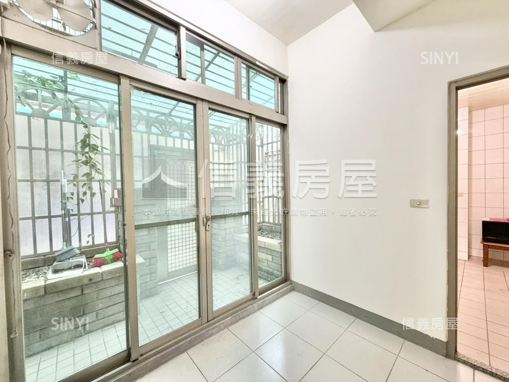 近萬大樹林線三角窗店面房屋室內格局與周邊環境