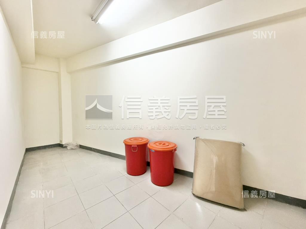 近萬大樹林線三角窗店面房屋室內格局與周邊環境