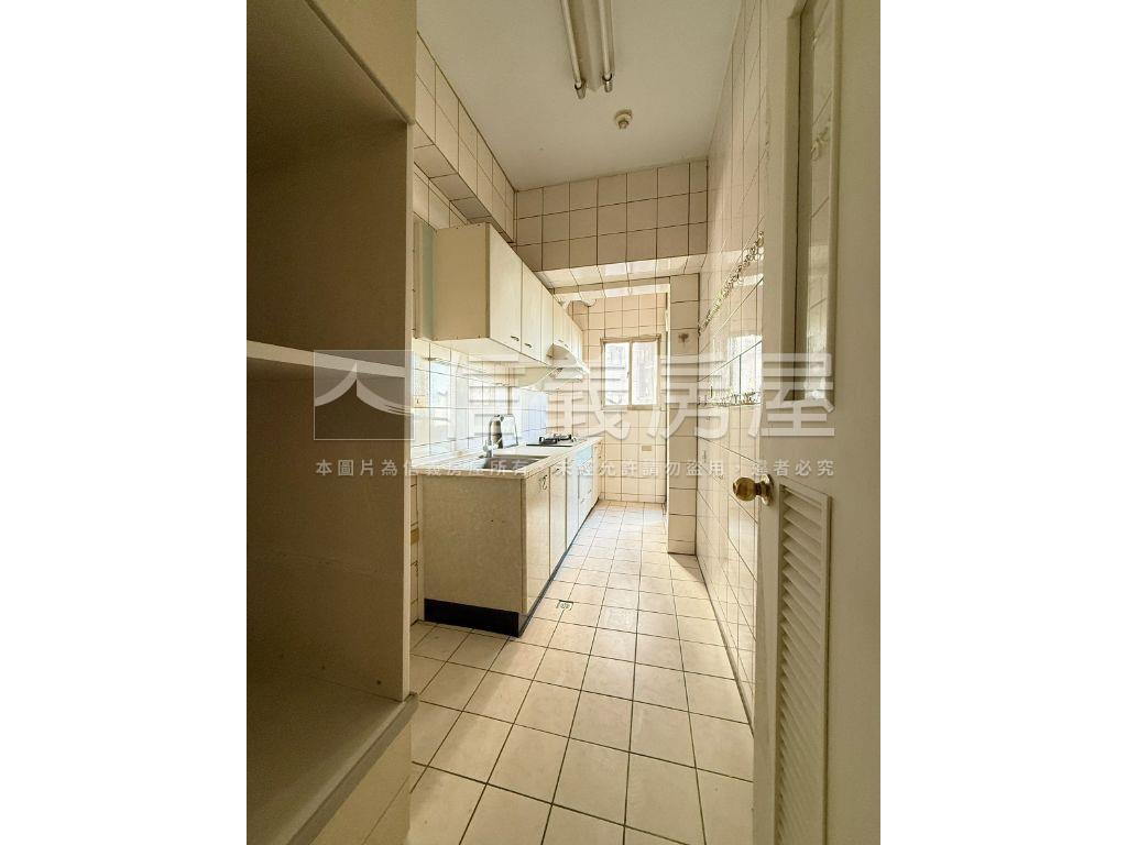 復新建設大三房附休旅車位房屋室內格局與周邊環境