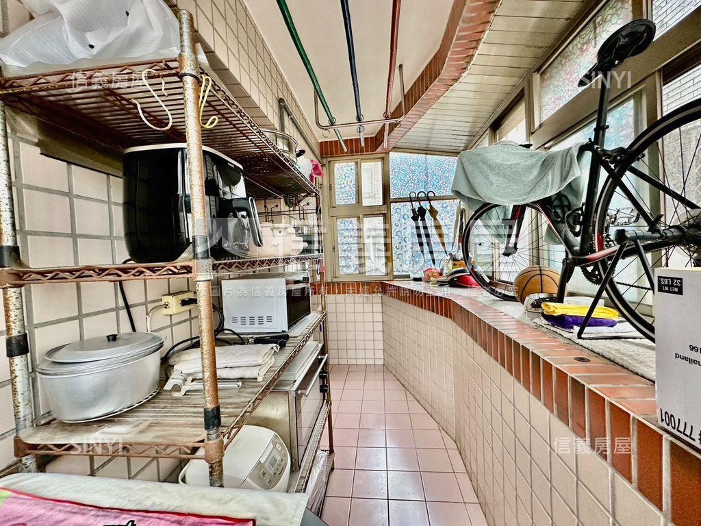 南山路８１巷四房坡平車位房屋室內格局與周邊環境
