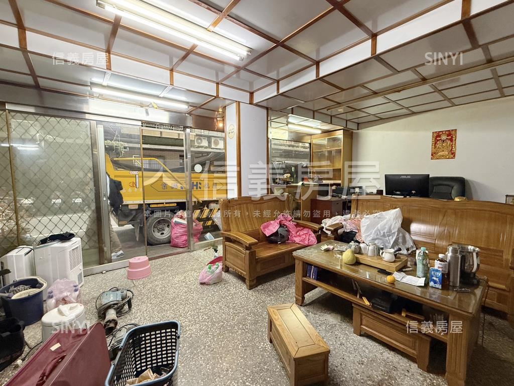 中正商圈大空間可住可店面房屋室內格局與周邊環境