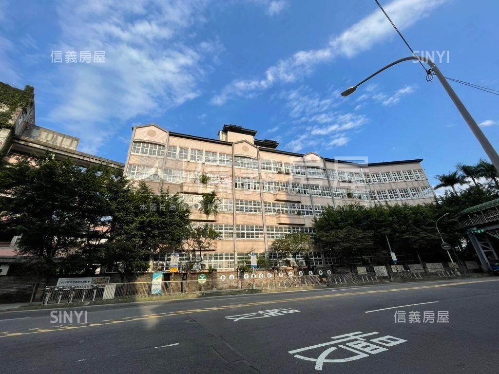 輕軌公園亮麗四房房屋室內格局與周邊環境
