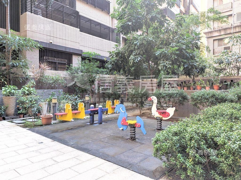 城市美學。高樓三房車位房屋室內格局與周邊環境